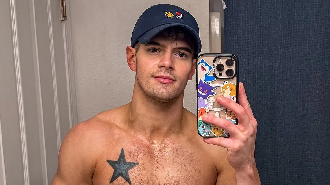 Caleb Marshall Showed Feet for Free in this Hilarious Photobomb